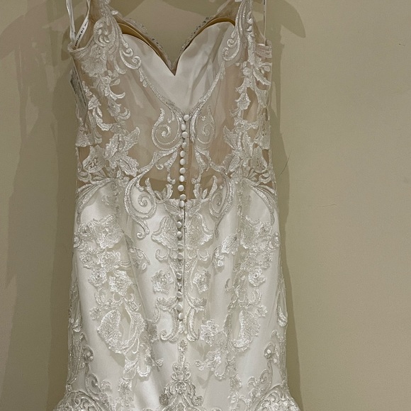 New wedding dress - Picture 5 of 5